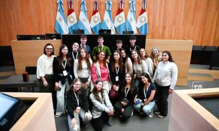 Alumnos de Unquillo y Brasil visitaron la Legislatura de Córdoba