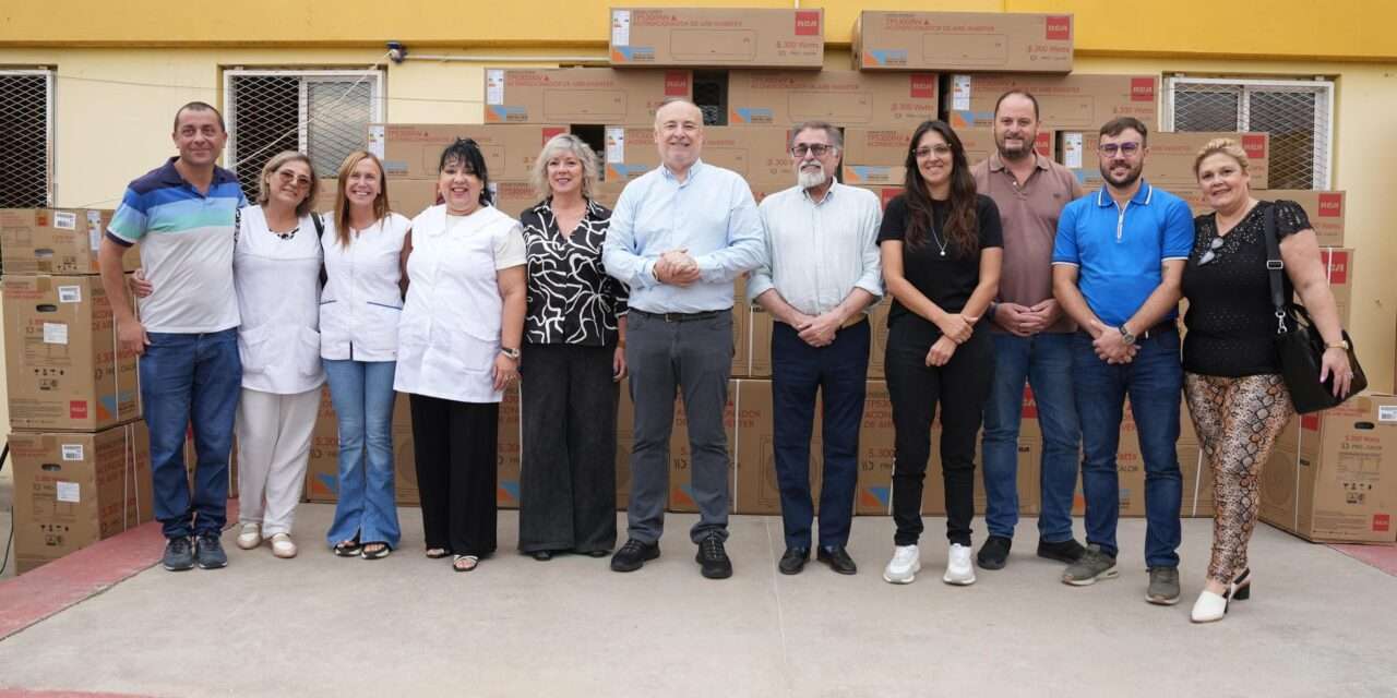 Villa María: Accastello entregó equipamiento en tres establecimientos educativos