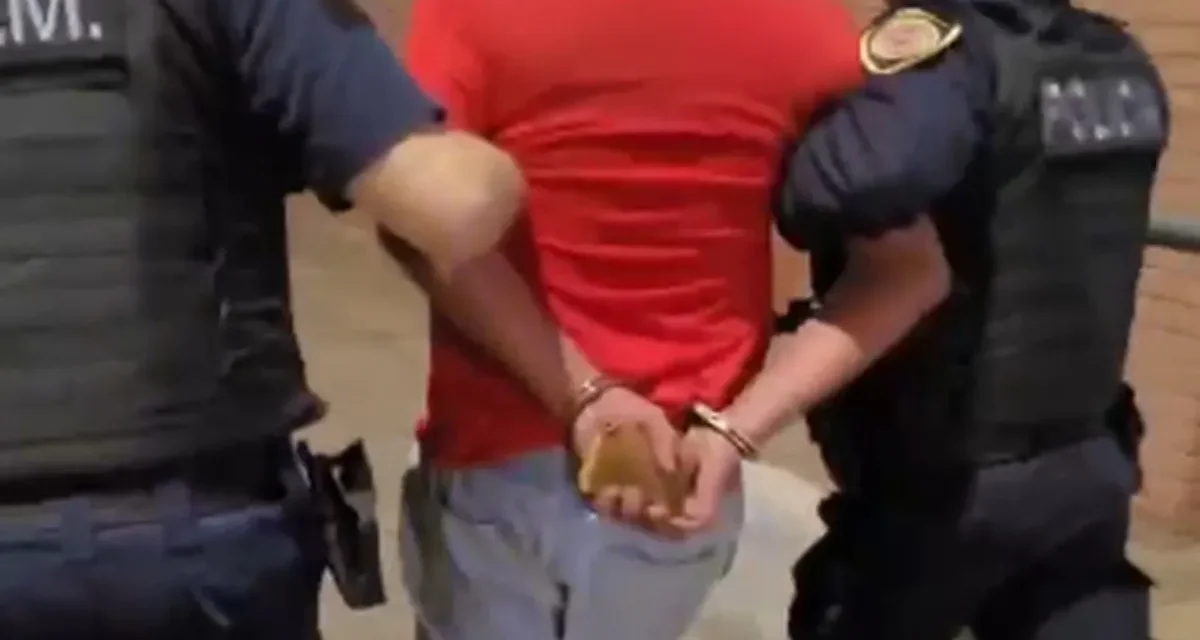 Río Cuarto: Fue detenido por saltar entre los techos y terminó rompiendo un móvil policial
