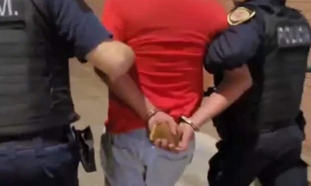 Río Cuarto: Fue detenido por saltar entre los techos y terminó rompiendo un móvil policial