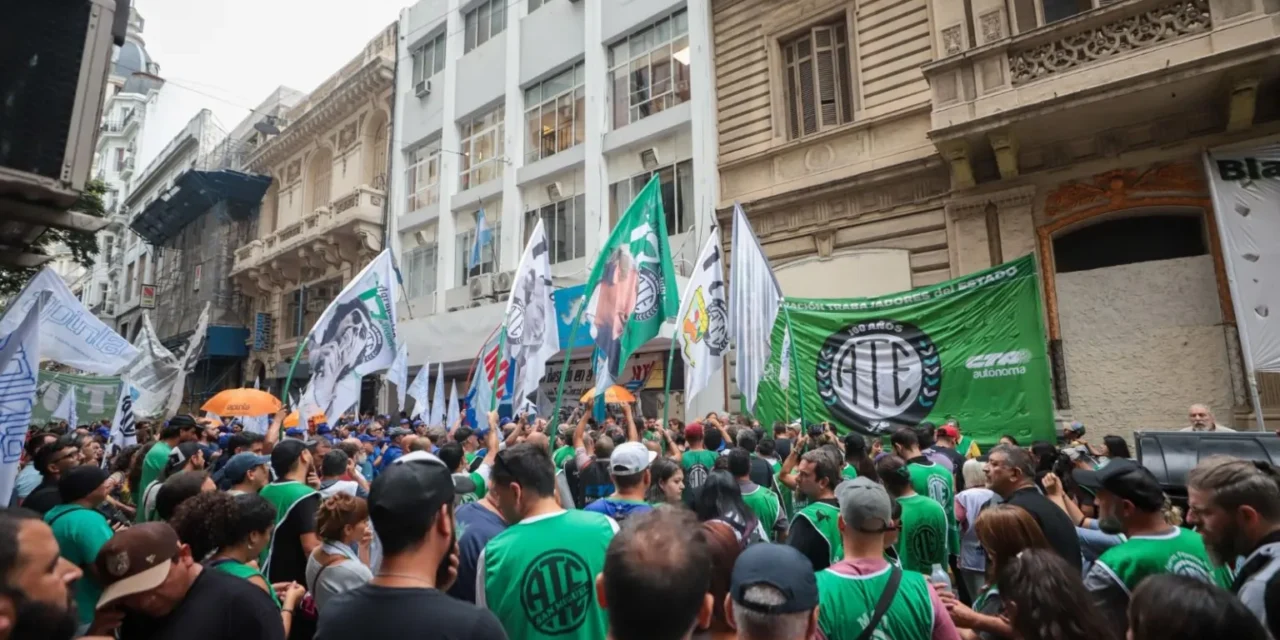 Contra la precarización: estatales paran hoy y se manifiestan frente al ministerio de Sturzenegger