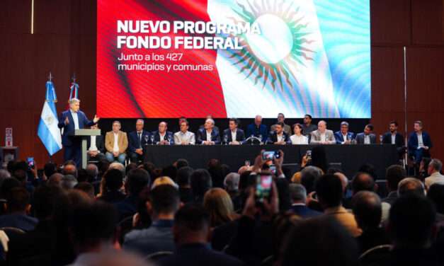 Acompañado por más de 400 intendentes y jefes comunales, Llaryora firmó el Fondo Federal Cordobés