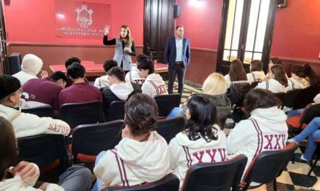 Alejandro Roca: charla sobre Presupuesto Municipal con estudiantes