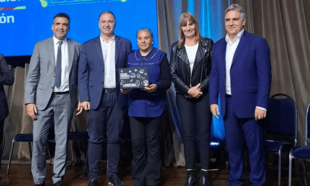 La Cruz recibió equipos informáticos del programa provincial TecnoPresente