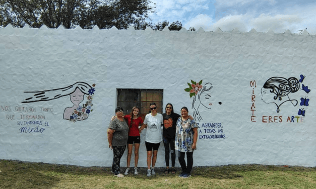En La Cautiva pintaron un mural conmemorativo para la mujer