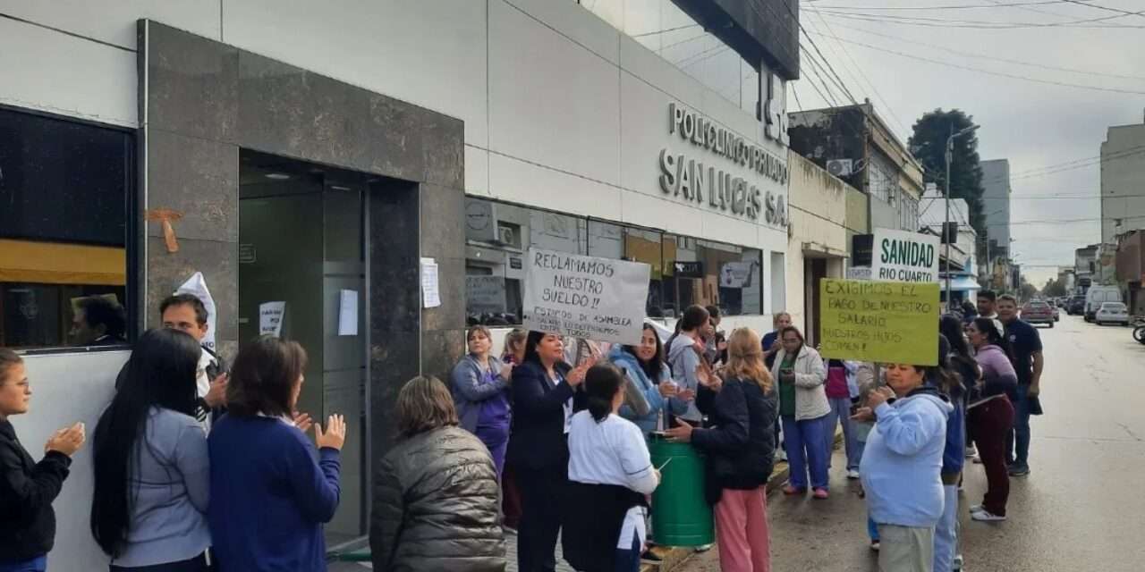 Protesta de trabajadores en el San Lucas