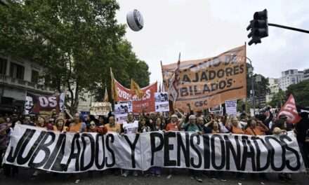 Jubilados se volvieron a movilizar frente al Congreso, con un notable apoyo de entidades gremiales