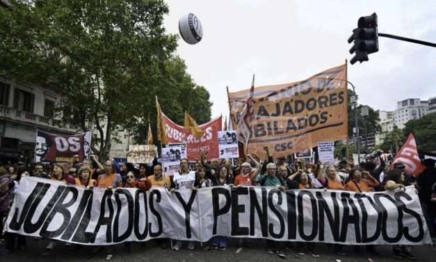 Jubilados se volvieron a movilizar frente al Congreso, con un notable apoyo de entidades gremiales