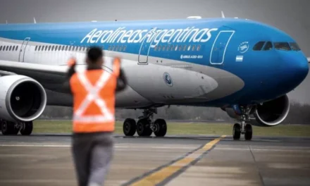 La motosierra avanza: en abril, Aerolíneas cierra 17 oficinas comerciales en el interior del país