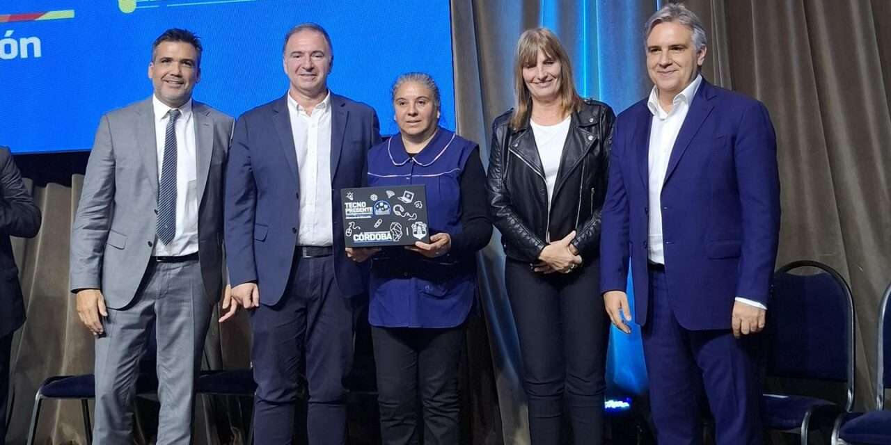 La Cruz participó del acto provincial de entrega de netbooks en el marco del Programa TecnoPresente