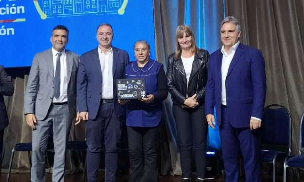 La Cruz participó del acto provincial de entrega de netbooks en el marco del Programa TecnoPresente