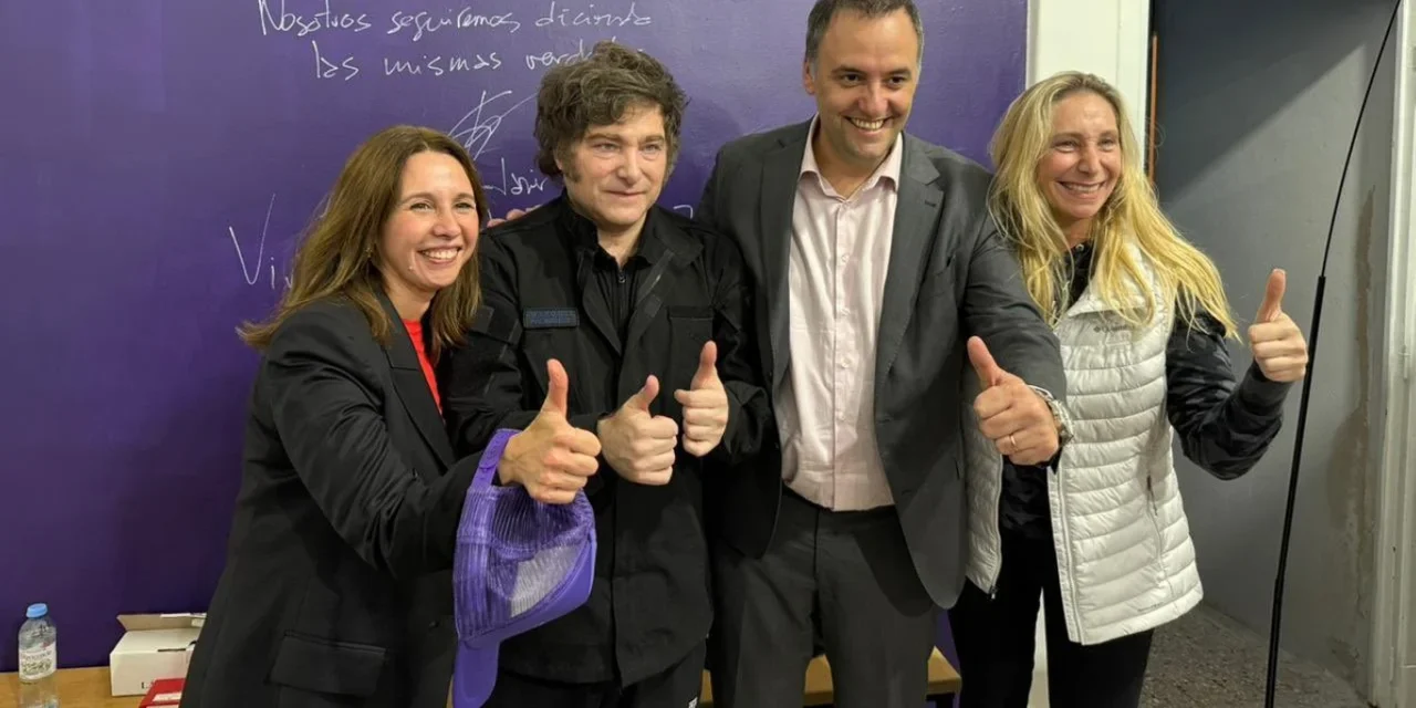 «No se dejen psicopatear con Ficha Limpia», dijo Javier Milei de campaña con Manuel Adorni