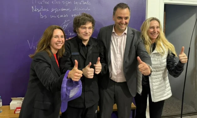«No se dejen psicopatear con Ficha Limpia», dijo Javier Milei de campaña con Manuel Adorni