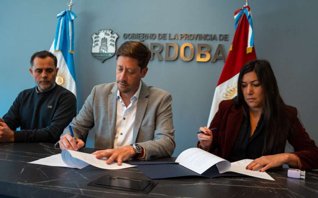 La Provincia firmó los acuerdos salariales con Sivialco y la Unión Ferroviaria