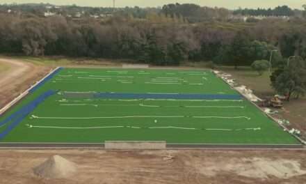UNRC: Tendido eléctrico para la oficina de Innovar y Emprender y césped sintético para el hockey