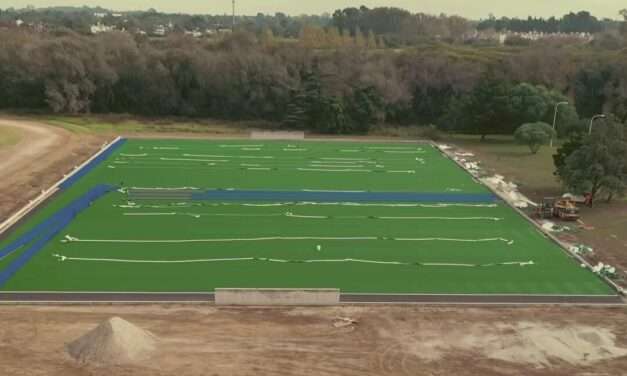 UNRC: Tendido eléctrico para la oficina de Innovar y Emprender y césped sintético para el hockey