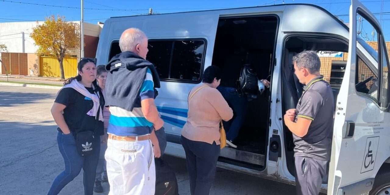 Del Campillo facilitó el traslado de vecinos para la renovación de pensiones