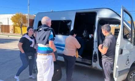 Del Campillo facilitó el traslado de vecinos para la renovación de pensiones