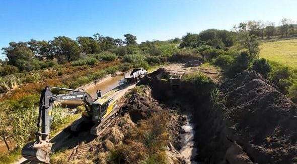 General Levalle: la municipalidad realiza trabajos de dragado en el Lago San Agustín
