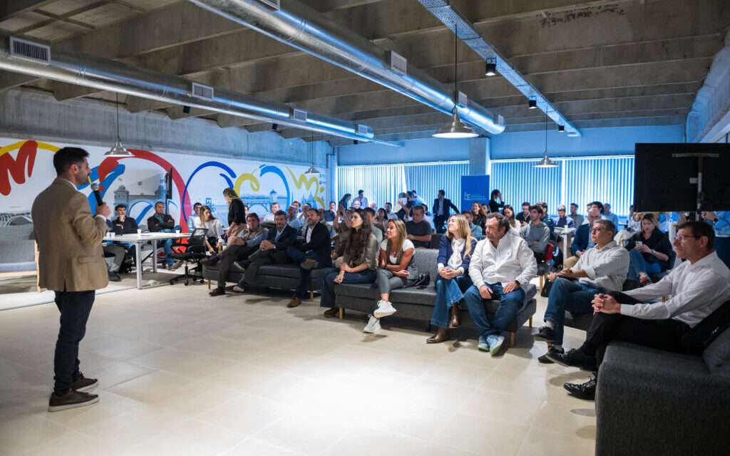 Innovación abierta y financiamiento: Lanzan dos programas clave para empresas y startups