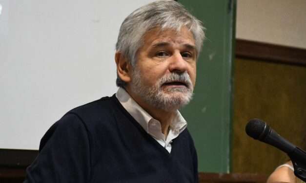 Daniel Filmus presentó en la Universidad el libro «Afuera»