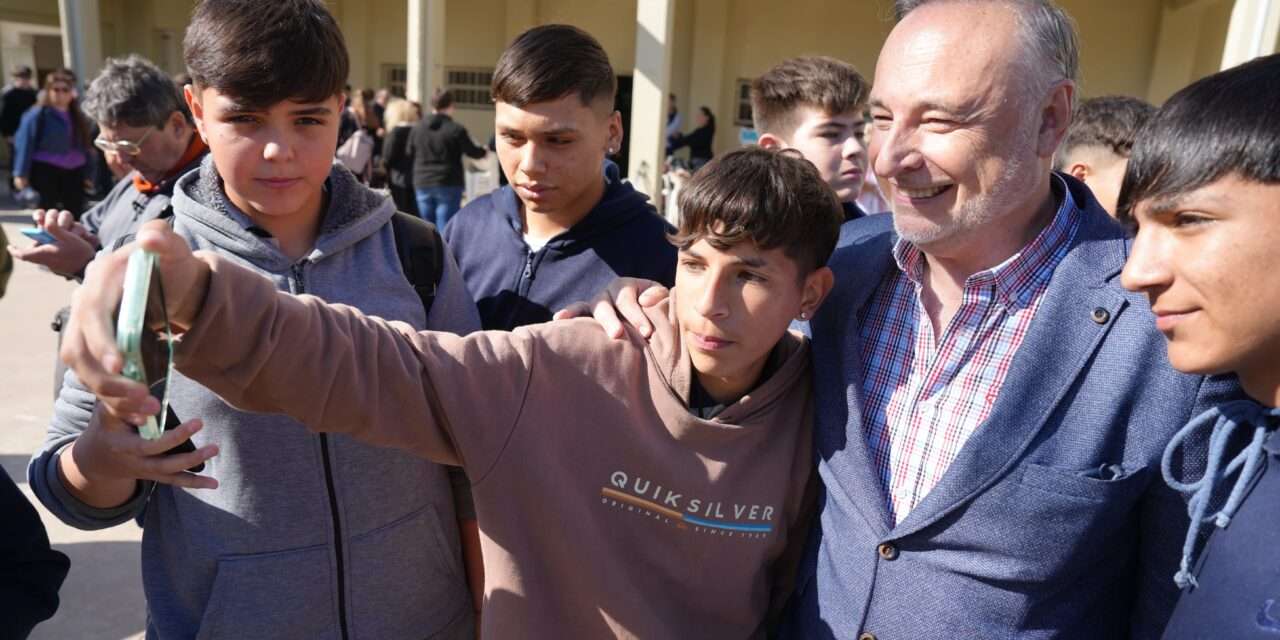 Accastello entregó materiales para mejorar la infraestructura de 30 escuelas