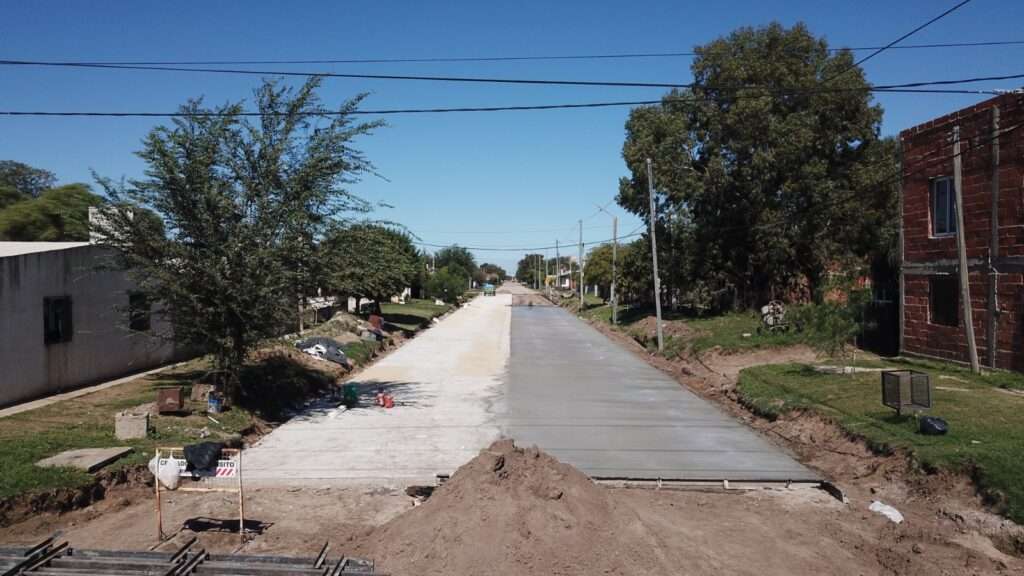 Canals: ejecutan obras de pavimento con hormigón