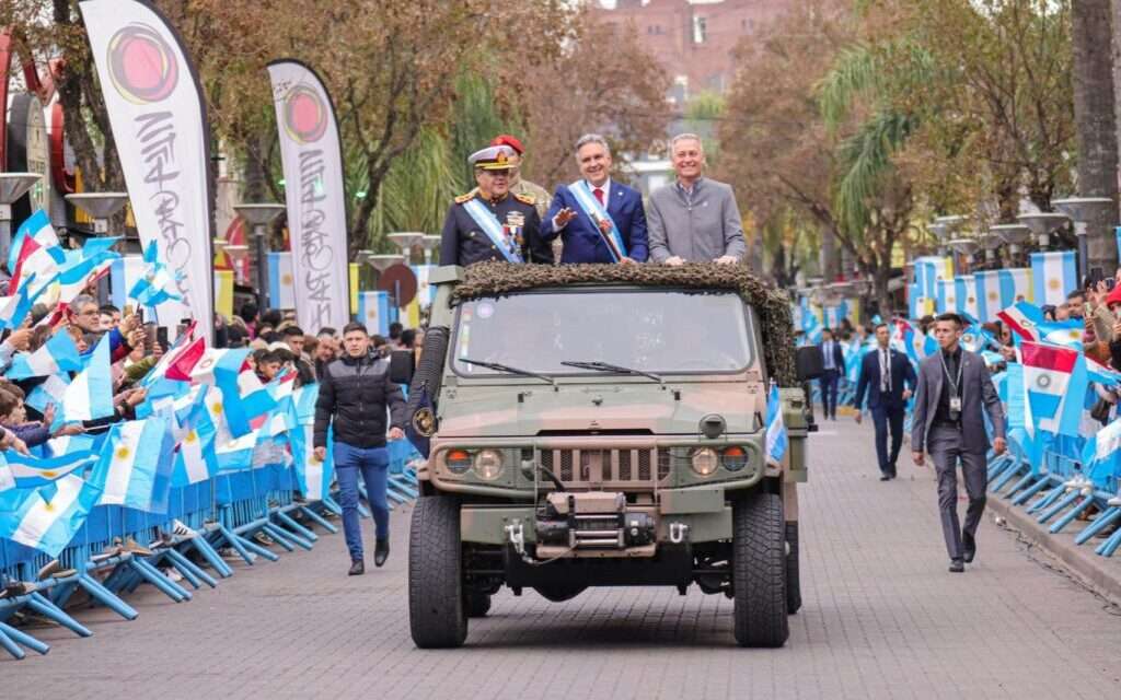 Villa Carlos Paz fue sede del desfile cívico – militar por el 25 de mayo