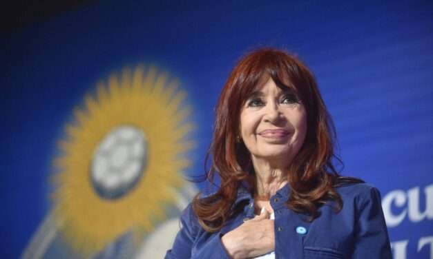 Cristina cuestionó a Milei: «Este modelo le sirve solo al 30% de la población, el otro 70% queda afuera»