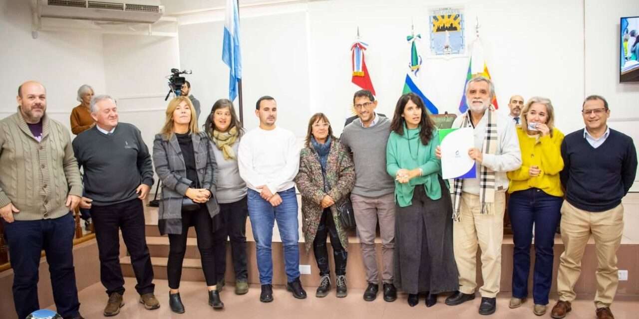 Docentes de la UNRC publican libro sobre infraestructura vial que fue declarado de interés educativo y cultural