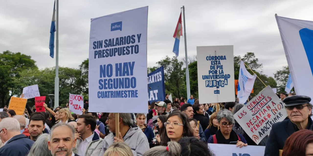 Nuevo paro universitario: docentes denuncian que llevan 18 meses de caída del salario