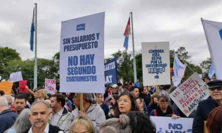 Nuevo paro universitario: docentes denuncian que llevan 18 meses de caída del salario