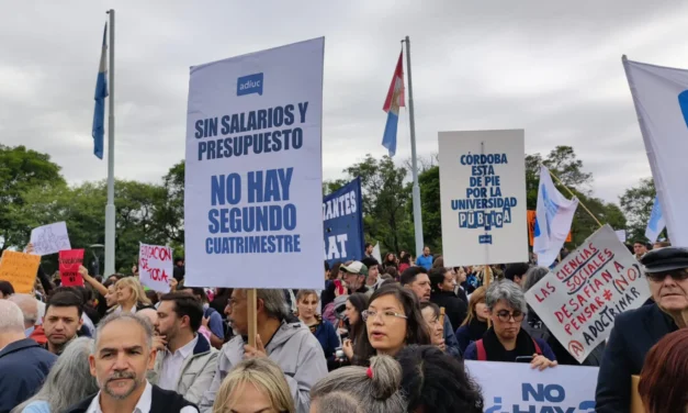 Nuevo paro universitario: docentes denuncian que llevan 18 meses de caída del salario