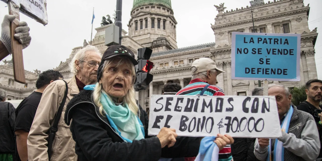Pese al sostenido aumento de la inflación, el Gobierno mantiene en $70.000 el bono para jubilados