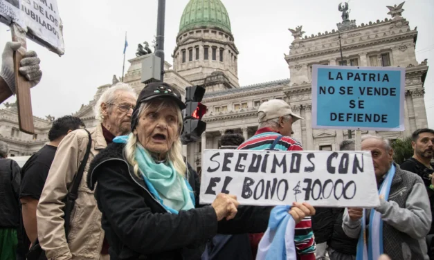 Pese al sostenido aumento de la inflación, el Gobierno mantiene en $70.000 el bono para jubilados