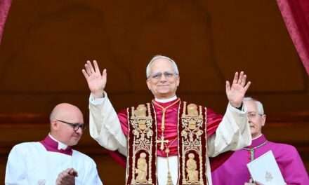 El papa León XIV lanzó un “llamado a la paz” a “todos los pueblos” y agradeció a Francisco y a su iglesia en Perú