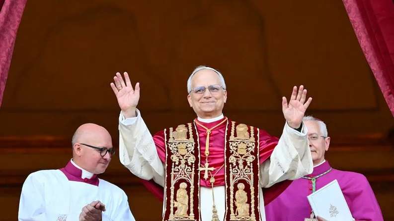 El papa León XIV lanzó un “llamado a la paz” a “todos los pueblos” y agradeció a Francisco y a su iglesia en Perú