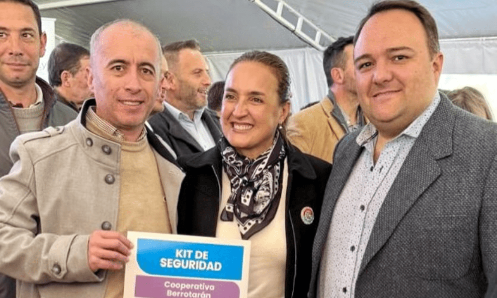 Berrotarán presente en la entrega de kits de Seguridad Eléctrica para cooperativas de la provincia