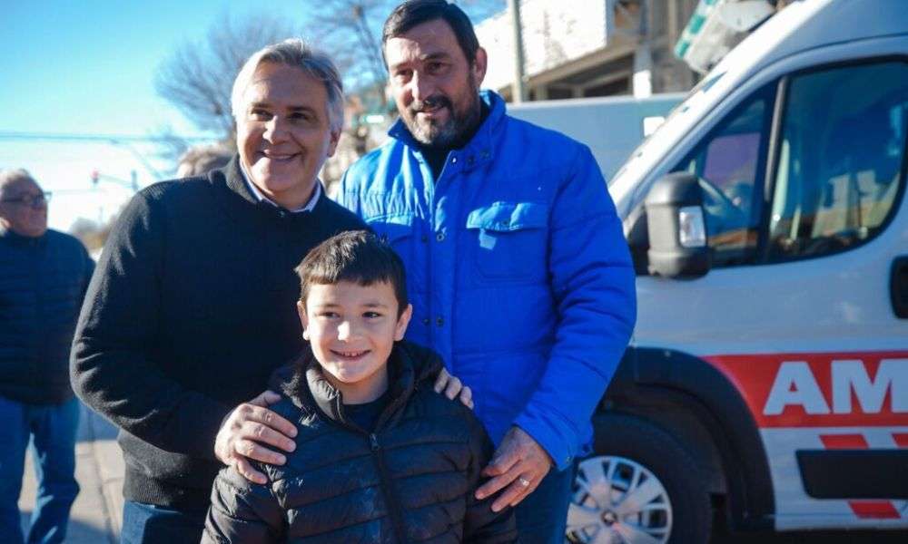 Huinca Renancó: Llaryora entregó dos ambulancias y recorrió la obra del Hospital René Favaloro