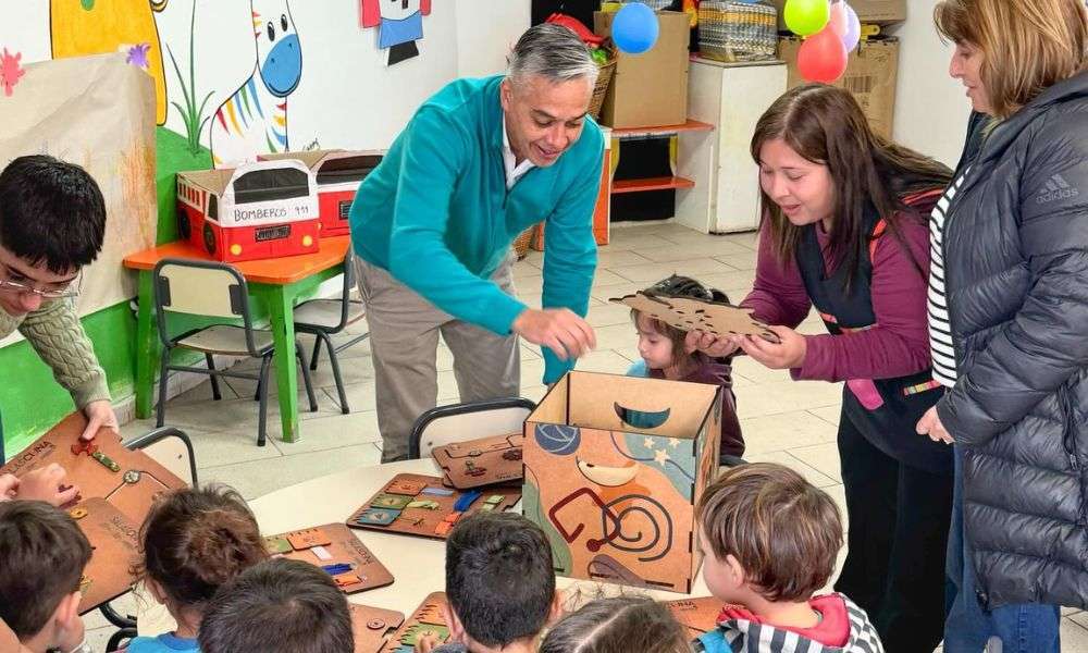 Villa Huidobro: entrega de material didáctico en el Centro de Apoyo al Niño y la Familia