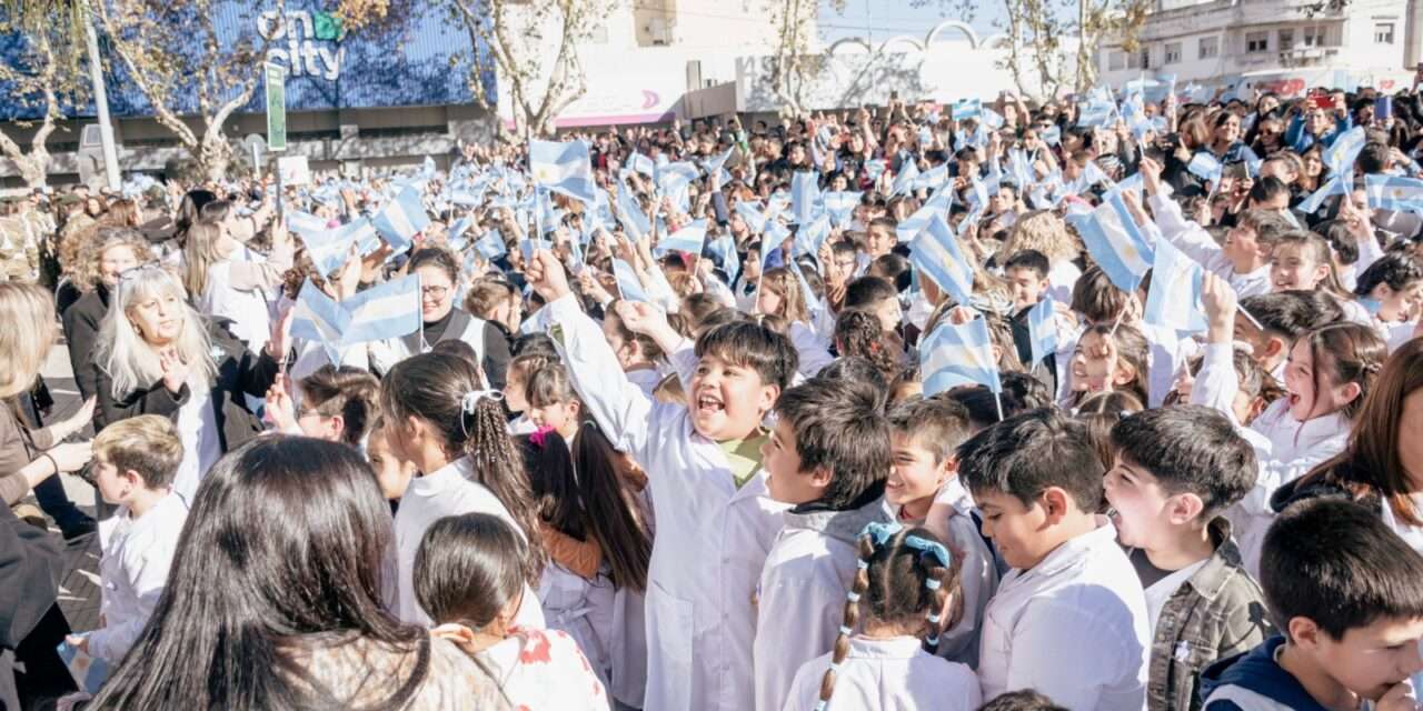 Río Cuarto: Más de mil alumnos hicieron la promesa a la Bandera en la explanada del Palacio Municipal