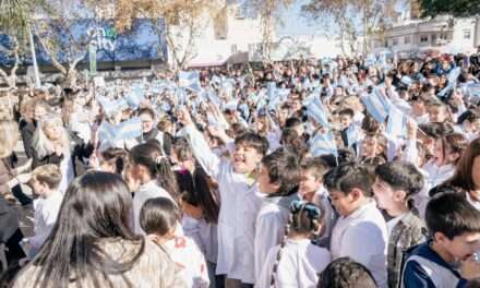 Río Cuarto: Más de mil alumnos hicieron la promesa a la Bandera en la explanada del Palacio Municipal