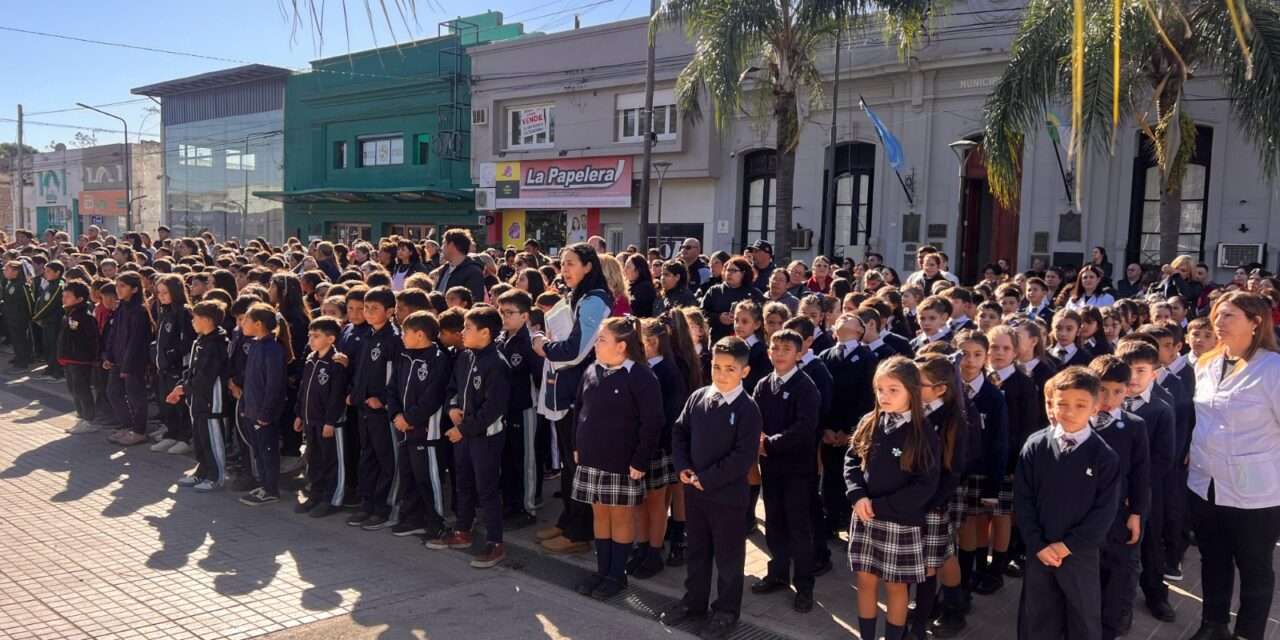 Promesa a la bandera en Villa Nueva: emotivo acto con estudiantes de 4º grado en la Plaza Capitán de los Andes