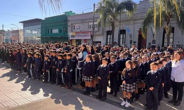 Promesa a la bandera en Villa Nueva: emotivo acto con estudiantes de 4º grado en la Plaza Capitán de los Andes
