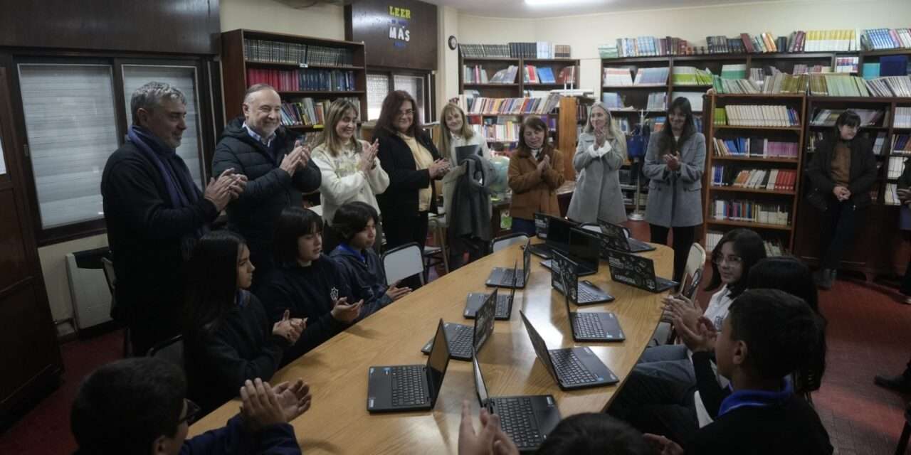 Villa María: provincia y municipio entregaron 60 netbooks en el IPEM N° 275 Colegio Nacional