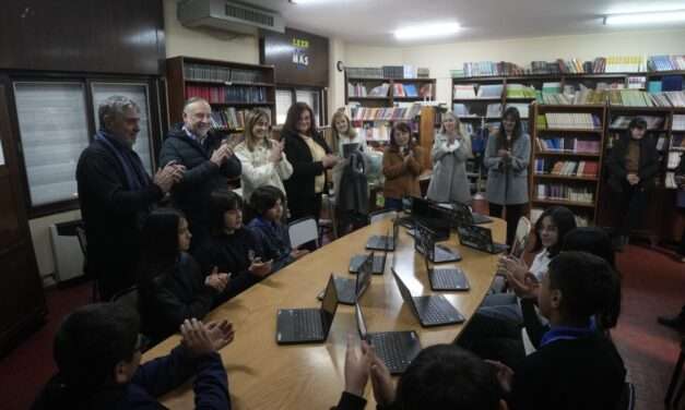 Villa María: provincia y municipio entregaron 60 netbooks en el IPEM N° 275 Colegio Nacional