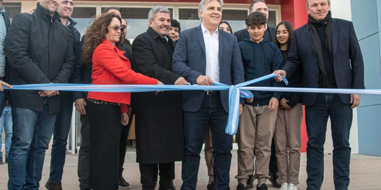 Llaryora y De Rivas habilitaron otra Escuela con orientación en nuevas tecnologías aplicadas al agro