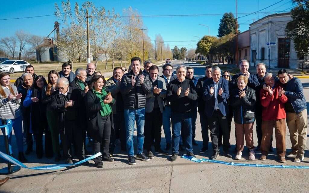 Llaryora inauguró en Villa Huidobro un polideportivo, habilitó obras de pavimentación y anunció inversiones