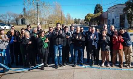 Llaryora inauguró en Villa Huidobro un polideportivo, habilitó obras de pavimentación y anunció inversiones