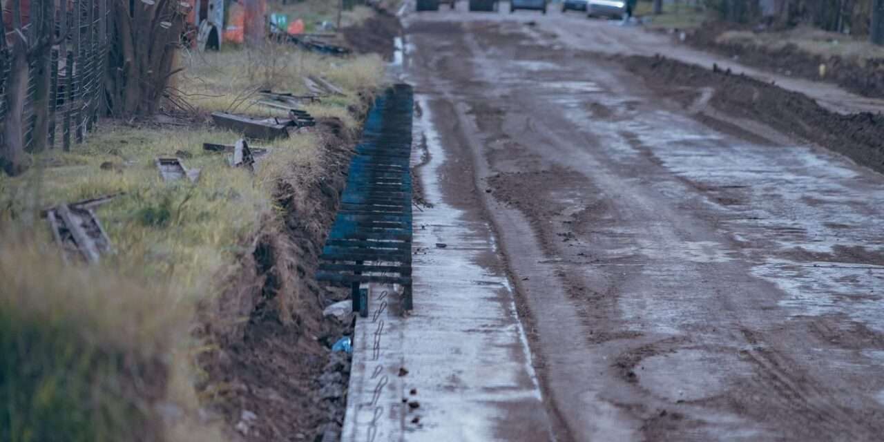 Avanzan las obras de desagües pluviales y cordón cuneta en Adelia María